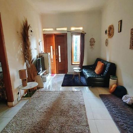 Вилла House In Bekasi Timur Экстерьер фото