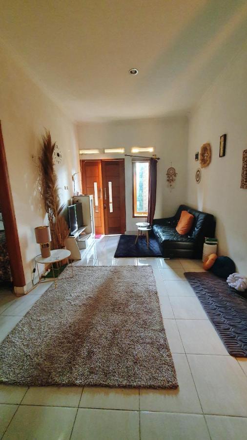 Вилла House In Bekasi Timur Экстерьер фото